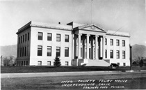 A black and white picture of the court house in Independence in 1926.