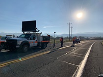 Caltrans workers explain to motorists along U.S. Highway 395 in Mono County that the Slink Fire forced a road closure.