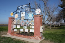 Gustine has a population a bit north of 5,000 residents and, at this point beside SR-140, features a pond-blessed city park.