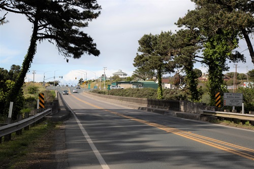 Current photo of the Hare Creek Bridge along State Route 1 in Fort Bragg in Mendocino County. the bridge is two lanes with a concrete railing and minimal shoulder.