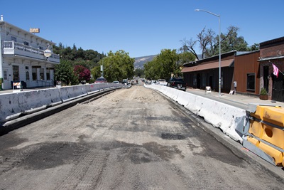 Construction on US101 in Hopland. the center lane is torn out and traffic continues to flow.