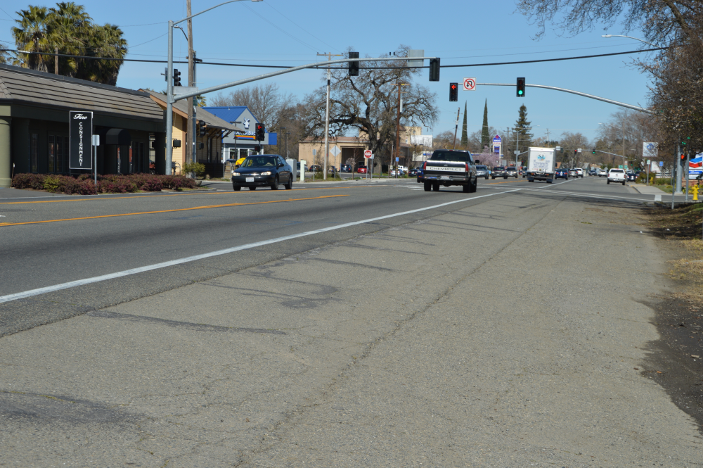 Photo of northbound SR-99/Live Oak Boulevard near Elm Street in 2018