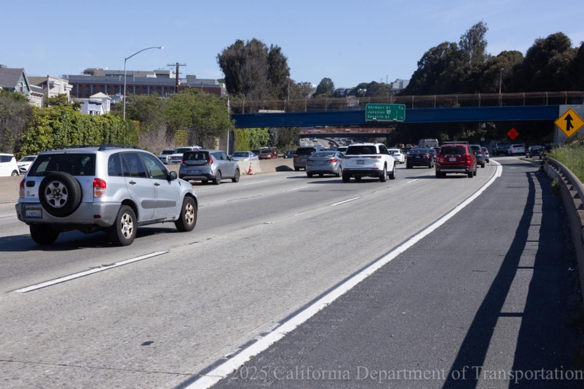 Vehicles travel on northbound US 101 just before the Vermont Street exit in San Francisco.