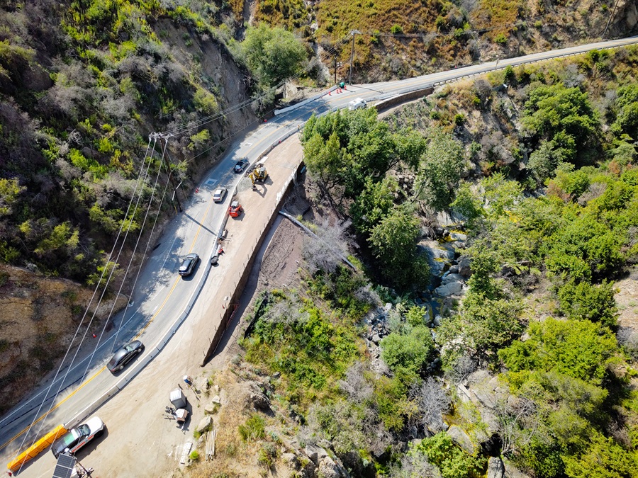 Construction work behind k-rail on Topanga Canyon Boulevard/State Route 27 in the Palisades Fire recovery zone. 
