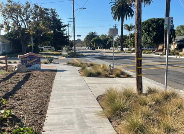 Photo of a sidewalk in Montalvo from the point of view of a pedestrian